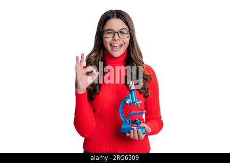 Biologisches Experiment. okay, getsure. Mein Chemie-Experiment. Studiere Biologie in der Schule. Biologiewissenschaft für Mädchen. Schulmädchen mit Mikroskop. Eine Studentin Stockfoto