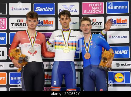 Der britische Ethan Vernon mit seiner Goldmedaille (Mitte), der kanadische Dylan Bibic mit Silber (links) und die italienische Elia Viviani mit Bronze nach dem Ausscheidungsrennen der Men's Elite am 5. Tag der UCI-Radweltmeisterschaft 2023 im Sir Chris Hoy Velodrome in Glasgow. Foto: Montag, 7. August 2023. Stockfoto