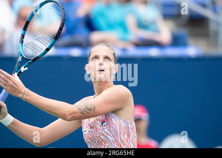 07. August 2023: Karolina Pliskova (CZE) verfolgt den Ball während des Spiels der WTA National Bank Open in der ersten Runde im IGA-Stadion in Montreal, Quebec. Daniel Lea/CSM Stockfoto