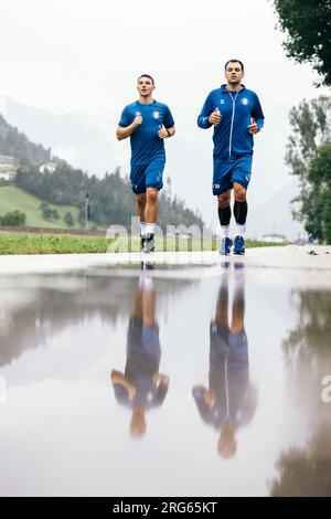 Zell Am Ziller, Deutschland. 19. Juli 2023. Egon Hanusz (l) und Marino Maric (r) werden während einer laufenden Sitzung in einer Pfütze reflektiert. Kredit: Tom Weller/dpa/Alamy Live News Stockfoto