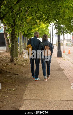 Ein Paar mittleren Alters, das die Straße in Halifax Nova Scotia Kanada entlang läuft Stockfoto