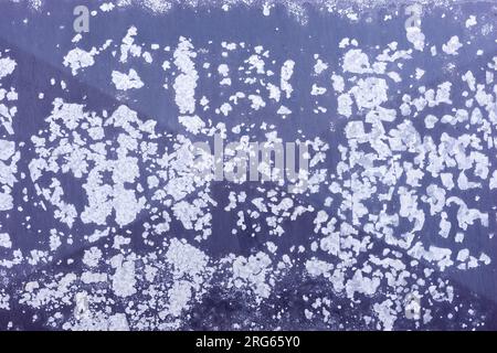 Altes graues verzinktes Stahlblech mit abblätternder grauer Farbe Stockfoto