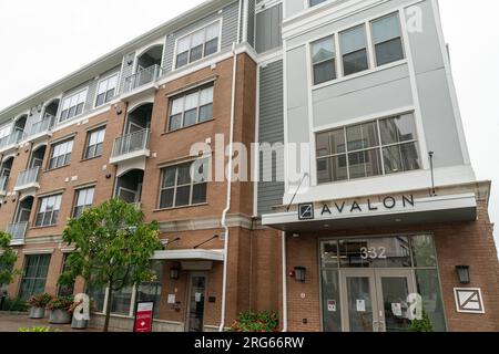 Blick auf die fertiggestellten Avalon Harrison Gebäude in der Nähe der Metro-North Station mit 143 erschwinglichen Einheiten und guter Anbindung an die Züge am Avalon Harrison Transit-Oriented Development in Harrison, NY, am 7. August 2023 Stockfoto