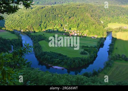 Malerischer Blick auf den Fluss Kolpa an der Grenze von Slowenien und Kroatien und das Dorf Zapec in Kroatien Stockfoto