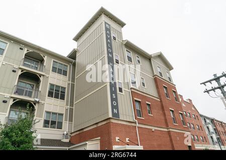 Blick auf die fertiggestellten Avalon Harrison Gebäude in der Nähe der Metro-North Station mit 143 erschwinglichen Einheiten und guter Anbindung an die Züge am Avalon Harrison Transit-Oriented Development in Harrison, NY, am 7. August 2023 Stockfoto