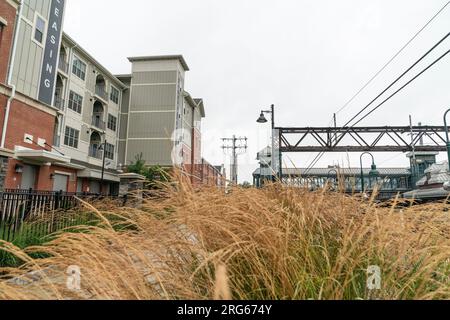 Blick auf die fertiggestellten Avalon Harrison Gebäude in der Nähe der Metro-North Station mit 143 erschwinglichen Einheiten und guter Anbindung an die Züge am Avalon Harrison Transit-Oriented Development in Harrison, NY, am 7. August 2023 Stockfoto