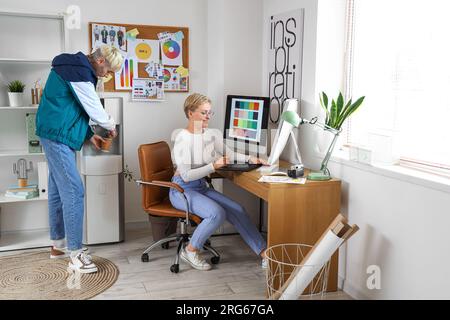 Grafik-Designer arbeiten im Büro Stockfoto