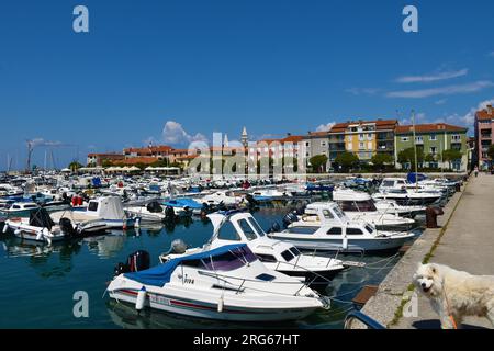 Izola, Slowenien - Mai 10 2022: Blick auf den Hafen und die Stadt Izola in Istrien, Slowenien Stockfoto