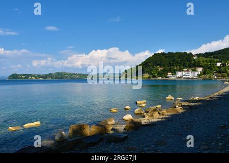 Adriaküste in Slowenien mit der Klippe von Strunjan und ein Hotel in der Bucht von Fiesa in der Nähe von Piran in Istrien und Primorska, Slowenien Stockfoto