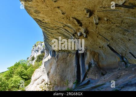 Natürliche Felsformation Veli Badin in Karst Edge in Istrien, Slowenien Stockfoto