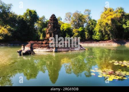 Das Jayatataka-Denkmal, ursprünglich ein hinduistischer königlicher Tempel, jetzt mit buddhistischen Symbolen gefüllt, befindet sich auf einer Insel im Herzen der Baray, die den Sack reflektiert Stockfoto