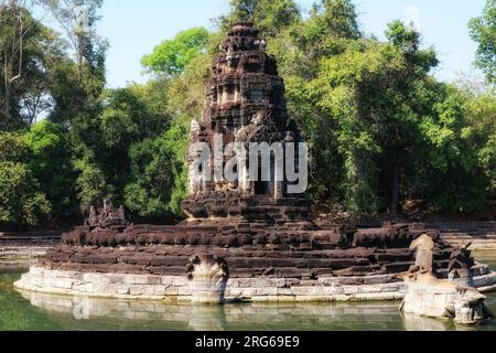 Jayatataka-Denkmal, ursprünglich ein hinduistischer königlicher Tempel, jetzt geschmückt mit buddhistischen Symbolen, auf einer Insel in Baray, die an die heilige Hima erinnert Stockfoto