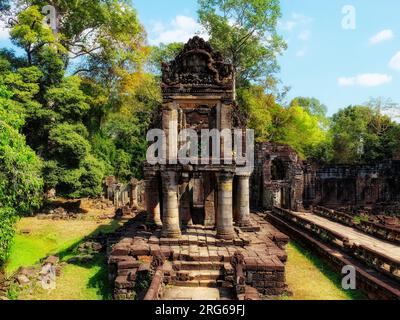 Erinnerungen der Vergangenheit: Alte Ruinen der Khmer-Tempel, die die Pracht der antiken kambodschanischen Architektur widerspiegeln, eine mittelalterliche historische Stätte. Stockfoto