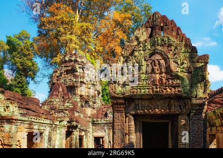 Dekorative Schnitzereien an den Wänden eines alten Khmer-Gebäudes, mittelalterliche Architektur Südostasiens. Stockfoto