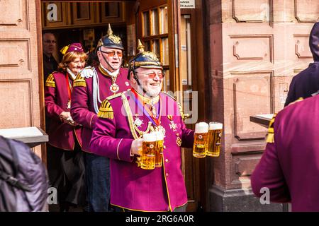 FRANKFURT, DEUTSCHLAND - 5. MÄRZ: Der Mann in Karnevalsuniform bekommt bei der Parade am 5. März 2011 in Frankfurt Bier. Carneval People conques Stockfoto