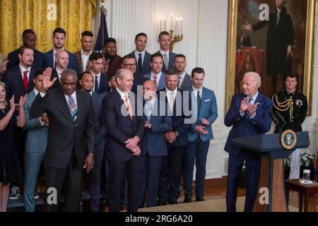 Washington, Vereinigte Staaten. 07. Aug. 2023. US-Präsident Joe Biden begrüßt die Houston Astros im East Room des Weißen Hauses zu Ehren ihres Sieges der World Series 2022 in Washington, DC, Montag, 7. August, 2023. Kredit: Rod Lamkey/CNP/dpa/Alamy Live News Stockfoto