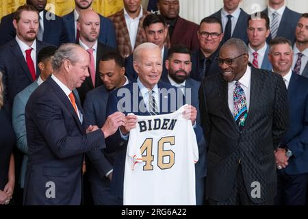 Washington, Vereinigte Staaten. 07. Aug. 2023. US-Präsident Joe Biden, Center, wird von Houston Astros, Eigentümer Jim Crane, Left, und Houston Astros Manager Dusty Baker, Right, begleitet, als er das Houston Astros Team im East Room des Weißen Hauses begrüßt, um ihren Sieg der World Series 2022 in Washington, DC, Montag, den 7. August, zu feiern. 2023. Kredit: Rod Lamkey/CNP/dpa/Alamy Live News Stockfoto