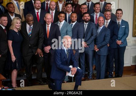 Washington, Vereinigte Staaten. 07. Aug. 2023. US-Präsident Joe Biden begrüßt die Houston Astros im East Room des Weißen Hauses zu Ehren ihres Sieges der World Series 2022 in Washington, DC, Montag, 7. August, 2023. Kredit: Rod Lamkey/CNP/dpa/Alamy Live News Stockfoto