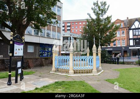 Der neu restaurierte Krönungsstein - ein alter Sarsenstein, der angeblich der Ort der Krönung der angelsächsischen Könige in Kingston war Stockfoto