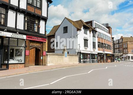 Gebäude rund um die Clattern Bridge, die den Hogsmill River in Kingston, Surrey, England, überquert Stockfoto