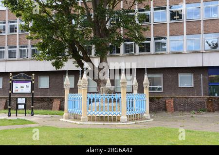 Der neu restaurierte Krönungsstein - ein alter Sarsenstein, der angeblich der Ort der Krönung der angelsächsischen Könige in Kingston war Stockfoto