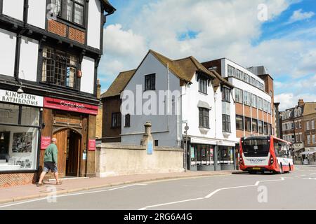 Ein Londoner Bus, der über die alte Clattern Bridge fährt, während er den Hogsmill River in Kingston, Surrey, England, überquert Stockfoto