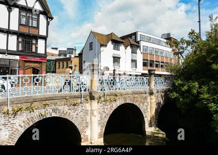Eine Familie, die die Clattern Bridge überquert, während sie den Hogsmill River in Kingston, Surrey, England, überquert Stockfoto