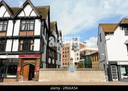 Gebäude rund um die Clattern Bridge, die den Hogsmill River in Kingston, Surrey, England, überquert Stockfoto