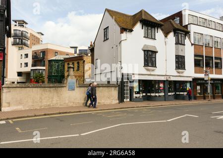 Ein Paar, das die Clattern Bridge überquert, während sie den Hogsmill River in Kingston, Surrey, England, überquert Stockfoto