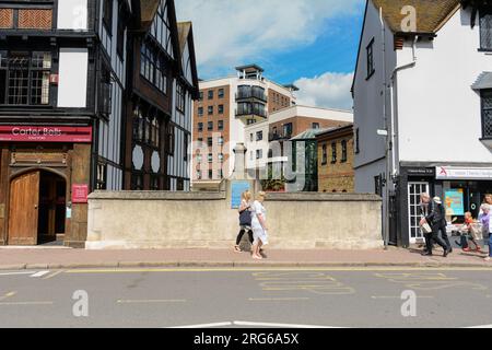 Menschen, die die Clattern Bridge überqueren, während sie den Hogsmill River in Kingston, Surrey, England, überquert Stockfoto