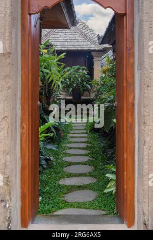 Traditioneller balinesischer Eingang zu einem Familiengelände, Penglipuran Village, Bangli Regency, Bali, Indonesien Stockfoto