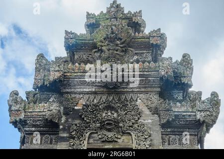 Schnitzereien auf der Spitze des Pura Puseh Penglipuran Tempels, Penglipuran Village, Bangli Regency, Bali, Indonesien Stockfoto