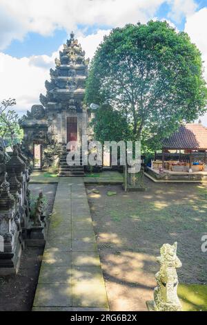 Ein Padmasana Lotus Schrein befindet sich ebenfalls in diesem Innenhof, der dem höchsten Hindu Trimurti von Brahma, Shiva und Vishnu in Pura Kehen, Cempaga gewidmet ist Stockfoto