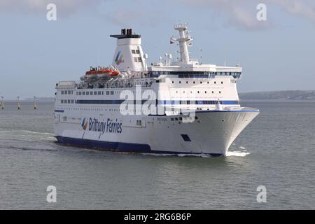 Die BRETANY Ferries fahren mit DEM MV BRETAGNE durch den Solent und erreichen den internationalen Hafen am frühen Abend Stockfoto