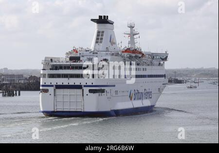 Das Schiff MV BRETAGNE der BRETANY Ferries erreicht den Hafen am Ende seiner Kanalfahrt von Saint-Malo, Frankreich Stockfoto