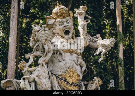 Nahaufnahme der Monkey King Statue im heiligen Affenwald. Alte balinesische Skulptur, hinduistische Religion Stockfoto