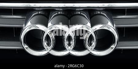 Audi Logo-Emblem auf der Autofront, Nahaufnahme Stockfoto