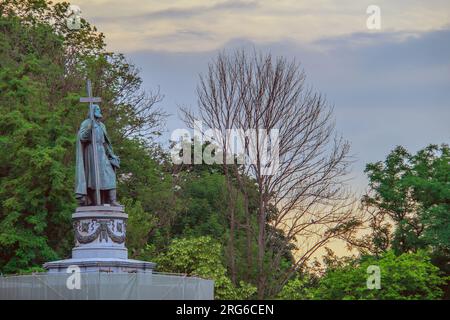 Blick auf das vom Raketenangriff geschützte Denkmal für Prinz Vladimir, Vladimir Hill Park. Foto der Frühlingsstadt Kiew - der Hauptstadt der Ukraine Stockfoto