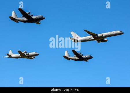 Ein Royal New Zealand Air Force 757-22QC-Flugzeug führt eine Formation von zwei C-130H Hercules und einem P-3K2. Stockfoto