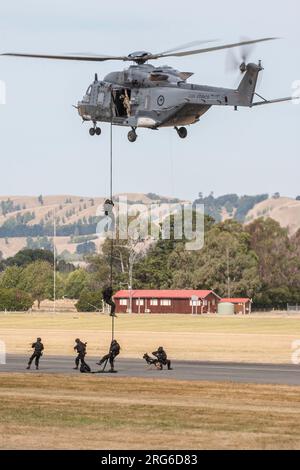 Ein Royal New Zealand Air Force NH90-TTH führt eine Demonstration mit der Special Tactics Group durch. Stockfoto