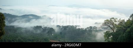 Der Panoramablick am frühen Morgen über den Wolken außerhalb der Stadt Dalat in Vietnam. Stockfoto