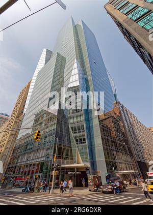 Prism Tower: Ein gläserner Wohnhochkratzer mit zwei Adressen: 400 Park Avenue South für Eigentümer von Ferienwohnungen, 50 East 28. Street für Mieter. Stockfoto