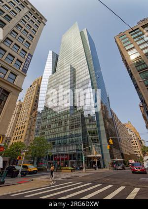 Prism Tower: Ein gläserner Wohnhochkratzer mit zwei Adressen: 400 Park Avenue South für Eigentümer von Ferienwohnungen, 50 East 28. Street für Mieter. Stockfoto