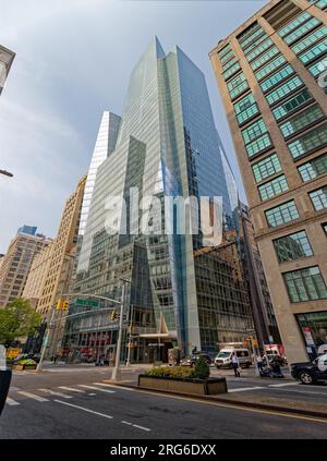 Prism Tower: Ein gläserner Wohnhochkratzer mit zwei Adressen: 400 Park Avenue South für Eigentümer von Ferienwohnungen, 50 East 28. Street für Mieter. Stockfoto