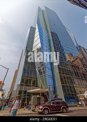 Prism Tower: Ein gläserner Wohnhochkratzer mit zwei Adressen: 400 Park Avenue South für Eigentümer von Ferienwohnungen, 50 East 28. Street für Mieter. Stockfoto