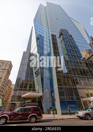 Prism Tower: Ein gläserner Wohnhochkratzer mit zwei Adressen: 400 Park Avenue South für Eigentümer von Ferienwohnungen, 50 East 28. Street für Mieter. Stockfoto