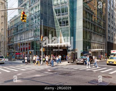 Am Fuße des Prism Tower, an der Kreuzung der Fassaden der Park Avenue South und East 28. Street, befindet sich ein U-Bahn-Eingang (IRT Nr. 6 in Richtung Süden). Stockfoto