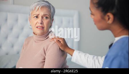 Empathie, Komfort und Krankenschwester bei einer Seniorin nach einer Krebsdiagnose im Seniorenheim. Gesundheitsversorgung, Beratung und traurige ältere Patientin Stockfoto