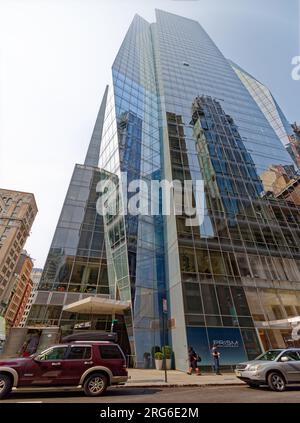 Prism Tower: Ein gläserner Wohnhochkratzer mit zwei Adressen: 400 Park Avenue South für Eigentümer von Ferienwohnungen, 50 East 28. Street für Mieter. Stockfoto