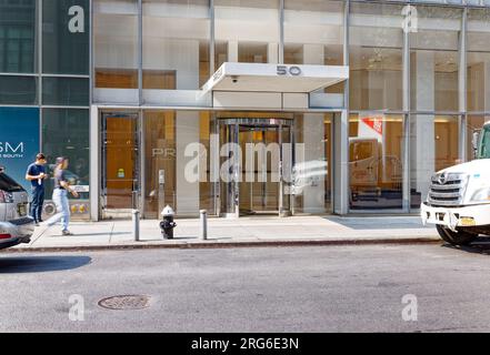 Die untersten 22 Stockwerke des Prism Tower sind Mietwohnungen, die durch die Glasfront in der 50 East 28. Street betreten werden. Stockfoto